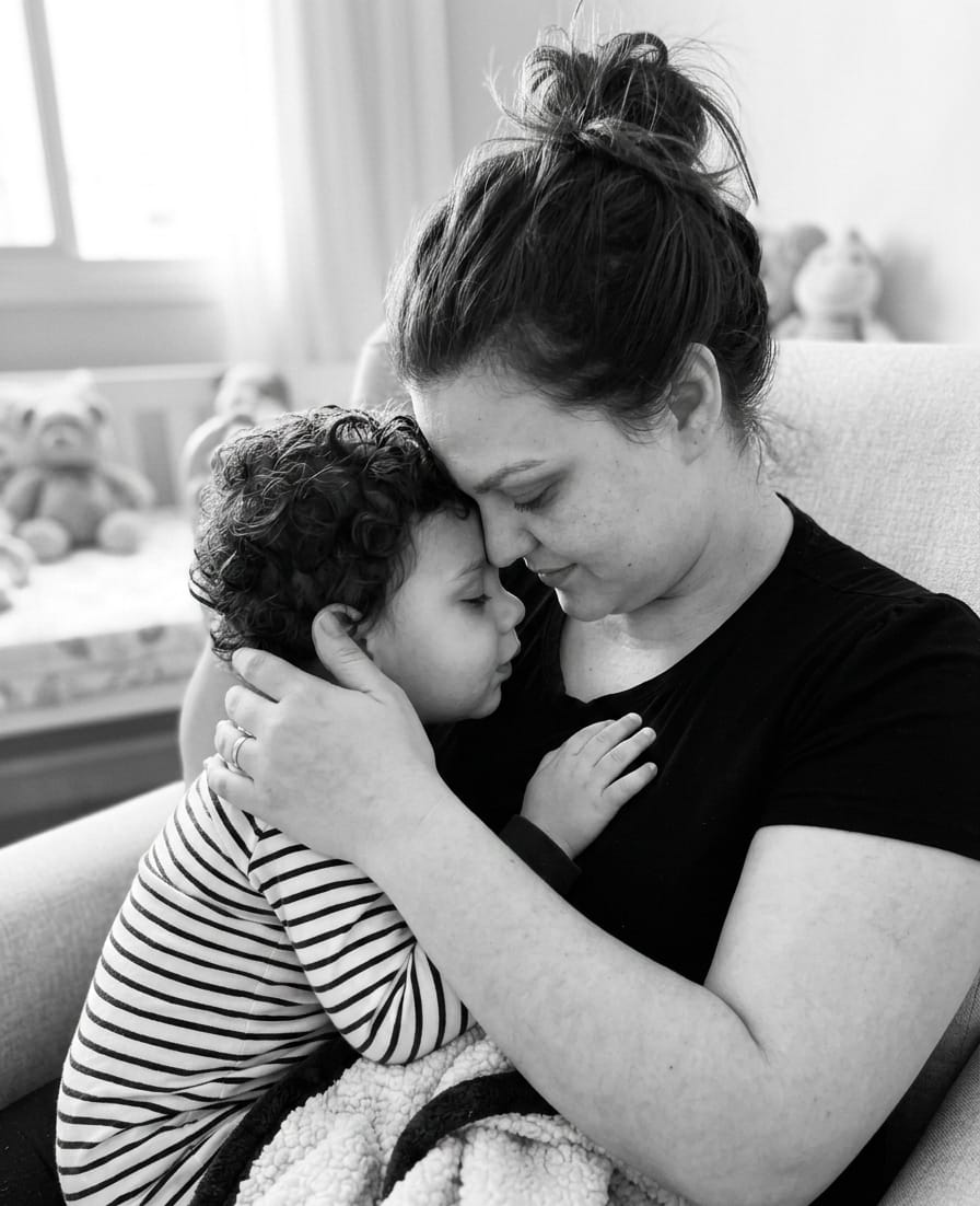 Mãe e filho em momento de carinho